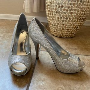 🛍Worthington/ Silver Glitter Peep Toe Heels🛍